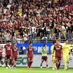 神戸-横浜ＦＭ　完敗で３連敗となり、サポーターから激しいブーイングを浴びて引き上げる神戸の選手＝ノエビアスタジアム神戸（撮影・後藤亮平）