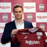 神戸への入団が決まり、ユニホームを掲げるベルギー代表のフェルマーレン＝ノエビアスタジアム神戸（撮影・後藤亮平）