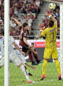 神戸－Ｇ大阪　後半３９分、神戸・増山（中央）が頭で押し込み、同点とする（撮影・秋山亮太）