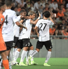 大宮－神戸　前半、先制ゴールを決め、喜ぶ神戸・田中（右から２人目）＝撮影・金田祐二