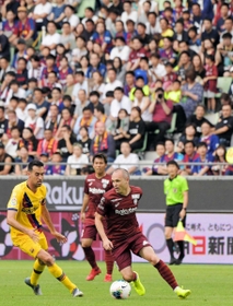 ７月のバルセロナとの親善試合でプレーする神戸のイニエスタ。フィーバーは落ち着きつつあるとはいえ、その存在感は絶大だ＝ノエビアスタジアム神戸（撮影・後藤亮平）