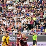 ７月のバルセロナとの親善試合でプレーする神戸のイニエスタ。フィーバーは落ち着きつつあるとはいえ、その存在感は絶大だ＝ノエビアスタジアム神戸（撮影・後藤亮平）