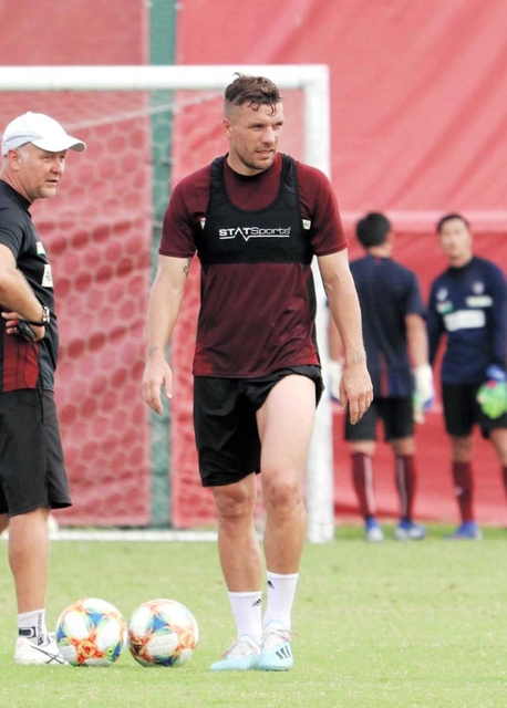 試合復帰に向けて日々の練習に励む神戸のポドルスキ（中央）＝神戸市西区、いぶきの森球技場