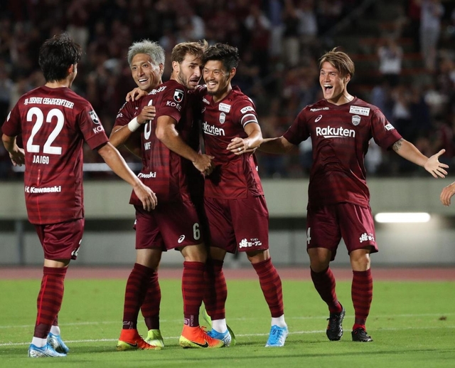 神戸-川崎　前半３８分、先制ゴールを決め、イレブンに祝福される神戸の山口（中央）＝ユニバー記念競技場（撮影・吉田敦史）