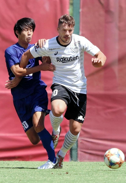 Ｊ１神戸-関西学生選抜　前半、相手ＤＦと競り合う神戸のポドルスキ（中央）＝神戸市西区、いぶきの森球技場