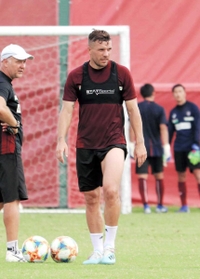 試合復帰に向けて日々の練習に励む神戸のポドルスキ（中央）＝神戸市西区、いぶきの森球技場
