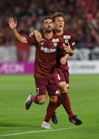 神戸-松本　前半、先発出場した神戸のビジャが先制点を挙げ、歓喜に沸くスタンドに手を振る＝ノエビアスタジアム神戸（撮影・秋山亮太）