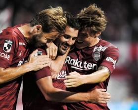 神戸-松本　前半、先発出場した神戸のビジャ（中央）が先制点を挙げ、仲間と喜びを分かち合う＝ノエビアスタジアム神戸（撮影・秋山亮太）