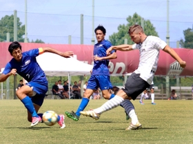 Ｊ１神戸-関西学生選抜　前半、左足を振り抜いてシュートを放つ神戸のポドルスキ（右）＝神戸市西区、いぶきの森球技場