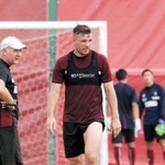 試合復帰に向けて日々の練習に励む神戸のポドルスキ（中央）＝神戸市西区、いぶきの森球技場