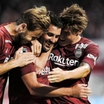 神戸-松本　前半、先発出場した神戸のビジャ（中央）が先制点を挙げ、仲間と喜びを分かち合う＝ノエビアスタジアム神戸（撮影・秋山亮太）