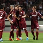 神戸-川崎　前半３８分、先制ゴールを決め、イレブンに祝福される神戸の山口（中央）＝ユニバー記念競技場（撮影・吉田敦史）