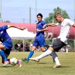 Ｊ１神戸-関西学生選抜　前半、左足を振り抜いてシュートを放つ神戸のポドルスキ（右）＝神戸市西区、いぶきの森球技場