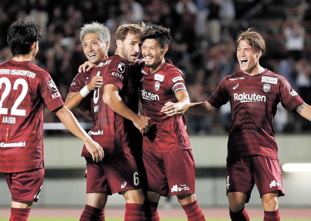 天皇杯の川崎戦で得点を決め、喜ぶ神戸の選手たち＝９月１８日、ユニバー記念競技場（撮影・吉田敦史）