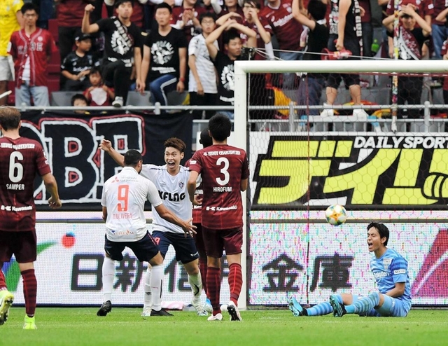 神戸-ＦＣ東京　前半、ＦＣ東京の橋本（左から３人目）に３点目のゴールを許し、落胆するＧＫ飯倉（右端）ら神戸イレブン（撮影・中西幸大）