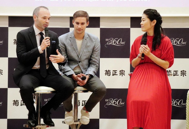 神戸のお気に入りの場所を紹介するＪ１神戸のイニエスタ（左端）と元サッカー女子日本代表の澤穂希さん（右）＝神戸市中央区中山手通５