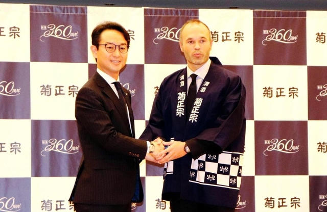 握手をする嘉納治郎右衛門社長（左）とアンドレス・イニエスタ（右）＝神戸市中央区中山手通５