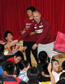 子どもらの歓迎を受けて笑顔のＪ１神戸のイニエスタ選手＝神戸市須磨区大池町５