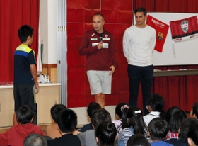 男児の質問に答えるＪ１神戸のイニエスタ選手＝神戸市須磨区大池町５、だいち小学校
