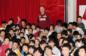 だいち小学校６年生と記念撮影に納まるＪ１神戸のイニエスタ選手＝神戸市須磨区大池町５、だいち小学校