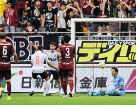 神戸-ＦＣ東京　前半、ＦＣ東京の橋本（左から３人目）に３点目のゴールを許し、落胆するＧＫ飯倉（右端）ら神戸イレブン（撮影・中西幸大）