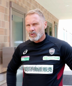 ベスト４進出を懸けた天皇杯に向けて意気込みを語る神戸のフィンク監督＝神戸市西区、いぶきの森球技場