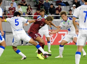 神戸-大分　前半、相手選手に囲まれながらボールをキープする神戸ＦＷ田中＝２３日夜、ノエビアスタジアム神戸（撮影・後藤亮平）