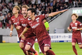 神戸-大分　後半、シュートを決めて喜ぶ神戸の山口（中央）＝ノエビアスタジアム神戸（撮影・後藤亮平）