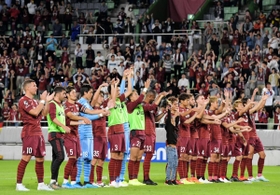 試合終了後、サポーターと共に勝利を喜ぶ神戸の選手＝ノエビアスタジアム神戸（撮影・後藤亮平）