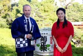法被姿で菊正宗酒造をＰＲするＪ１神戸のイニエスタ（左）と元サッカー女子日本代表の澤穂希さん＝神戸市中央区中山手通５