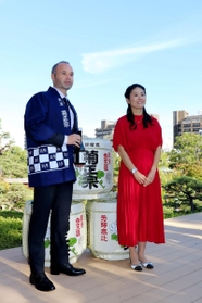 アンドレス・イニエスタ（左）とトークセッションをした澤穂希さん（右）＝神戸市中央区中山手通５