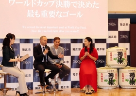 アンドレス・イニエスタ（左から２番目）と澤穂希さん（右）のスペシャルトークセッション＝神戸市中央区中山手通５