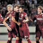 天皇杯の川崎戦で得点を決め、喜ぶ神戸の選手たち＝９月１８日、ユニバー記念競技場（撮影・吉田敦史）