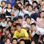 黄色のユニホーム姿で集合写真に収まるＪ１神戸のＧＫ飯倉大樹＝神戸市兵庫区大開通４、兵庫大開小学校