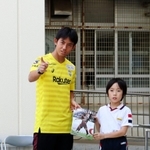 男児に撮影用のカメラ方向を指さすＪ１神戸のＧＫ飯倉大樹＝神戸市兵庫区大開通４、兵庫大開小学校