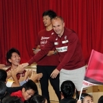 子どもらの歓迎を受けて笑顔のＪ１神戸のイニエスタ選手＝神戸市須磨区大池町５