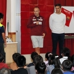 男児の質問に答えるＪ１神戸のイニエスタ選手＝神戸市須磨区大池町５、だいち小学校