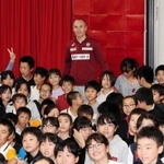 だいち小学校６年生と記念撮影に納まるＪ１神戸のイニエスタ選手＝神戸市須磨区大池町５、だいち小学校