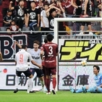 神戸-ＦＣ東京　前半、ＦＣ東京の橋本（左から３人目）に３点目のゴールを許し、落胆するＧＫ飯倉（右端）ら神戸イレブン（撮影・中西幸大）