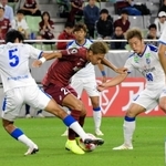 神戸-大分　前半、相手選手に囲まれながらボールをキープする神戸ＦＷ田中＝２３日夜、ノエビアスタジアム神戸（撮影・後藤亮平）