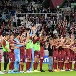 試合終了後、サポーターと共に勝利を喜ぶ神戸の選手＝ノエビアスタジアム神戸（撮影・後藤亮平）