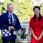 法被姿で菊正宗酒造をＰＲするＪ１神戸のイニエスタ（左）と元サッカー女子日本代表の澤穂希さん＝神戸市中央区中山手通５