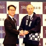 握手をする嘉納治郎右衛門社長（左）とアンドレス・イニエスタ（右）＝神戸市中央区中山手通５