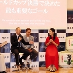 アンドレス・イニエスタ（左から２番目）と澤穂希さん（右）のスペシャルトークセッション＝神戸市中央区中山手通５