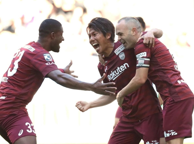 神戸-仙台　前半、先制ゴールを決め、イニエスタ（右）らに祝福される神戸の小川（中央）＝神戸市兵庫区、ノエビアスタジアム神戸（撮影・辰巳直之）