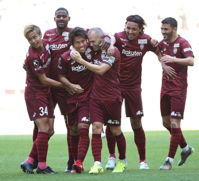 神戸-仙台　前半、先制ゴールを決め、イニエスタ（左から４人目）らに祝福される神戸の小川（同３人目）＝神戸市兵庫区、ノエビアスタジアム神戸（撮影・辰巳直之）