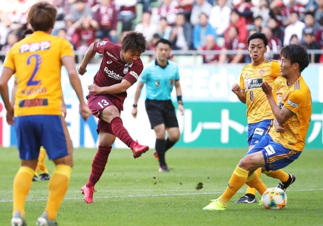 神戸-仙台　前半、先制ゴールを決める神戸の小川（１３）＝神戸市兵庫区、ノエビアスタジアム神戸（撮影・辰巳直之）
