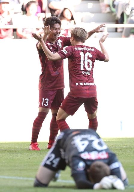 神戸-仙台　後半２４分、２点目のゴールを決め、古橋（１６）と喜ぶ神戸の小川。手前は仙台のＧＫスウォビィク＝神戸市兵庫区、ノエビアスタジアム神戸（撮影・辰巳直之）