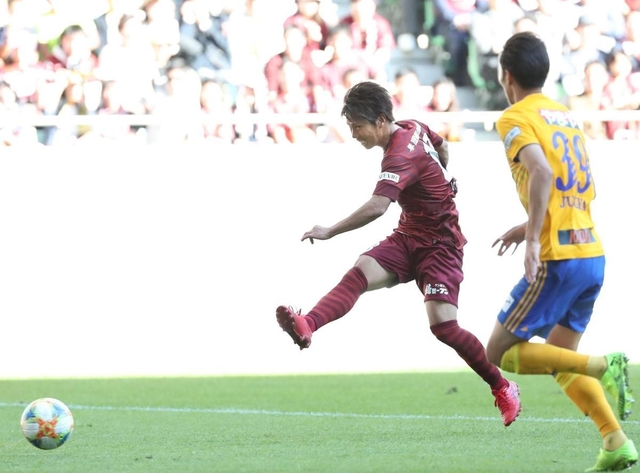 神戸-仙台　後半２４分、２点目のゴールを決める神戸の小川（左）＝神戸市兵庫区、ノエビアスタジアム神戸（撮影・辰巳直之）