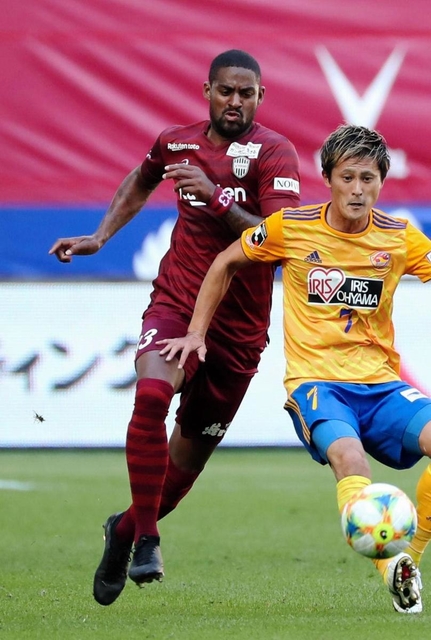 守備の中核を担う神戸のＤＦダンクレー（左）＝２日、ノエビアスタジアム神戸